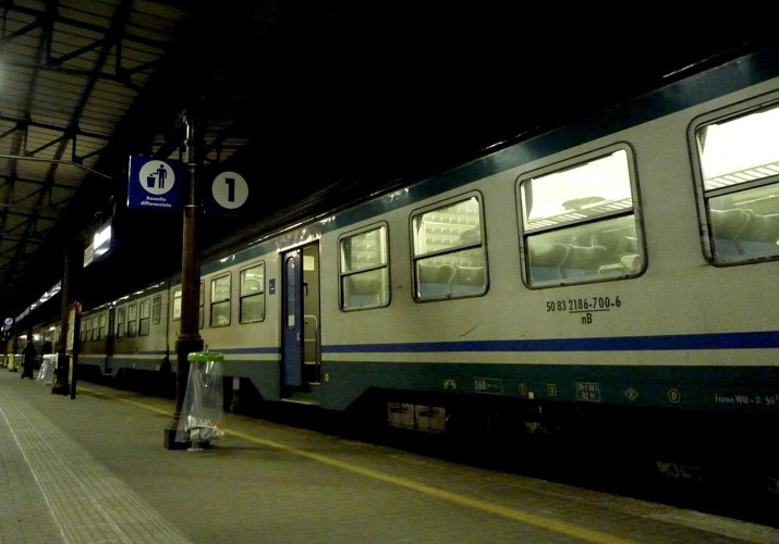 treno in stazione di sera-2