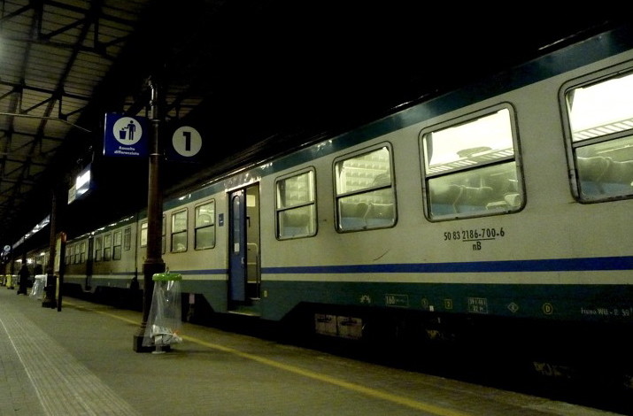 Giovani minacciati da uomo armato e rapinati sul treno