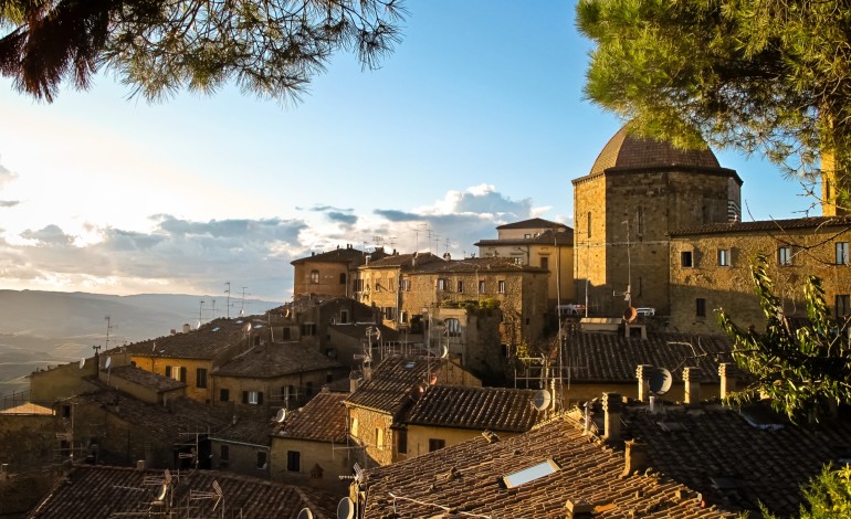 Turisti stranieri in calo per Pisa, Lucca e Livorno. Sul tema un convegno a Volterra