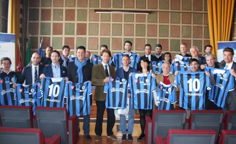 “Sotto la maglia batte un cuore”, consegna ufficiale in Comune alle Associazioni delle maglie dell’Ac Pisa 1909