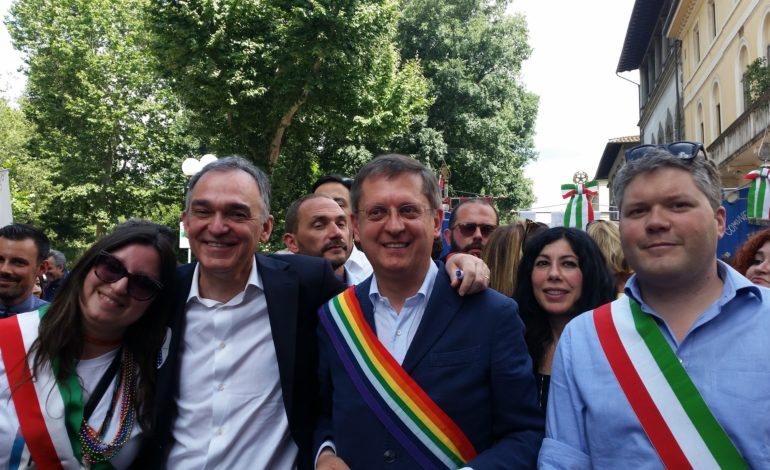 Il sindaco Filippeschi al Toscana Pride con la fascia arcobaleno