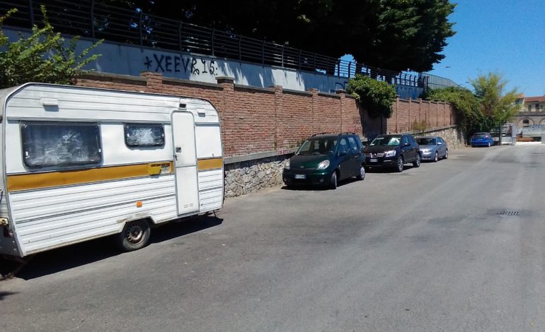 Pisa, rimosso l’insediamento abusivo nel parcheggio di via da Morrona