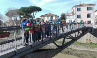 A Fornacette flash mob  per difendere passerella dagli atti vandalici