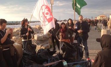 Marina di Pisa, Successo per l'iniziativa “Puliamo il mare d'inverno con sciarpa e rastrello”