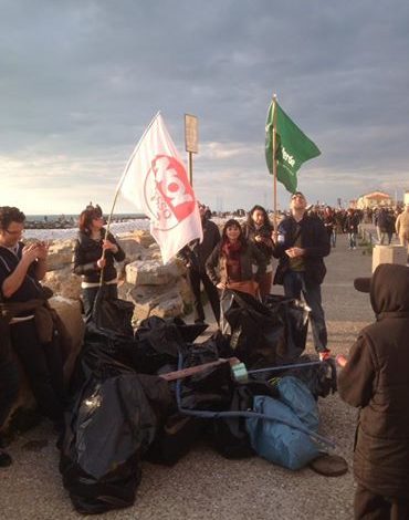 Marina di Pisa, Successo per l’iniziativa “Puliamo il mare d’inverno con sciarpa e rastrello”