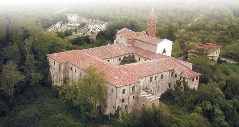 Calci, ritorna l’iniziativa “Le camelie del chiostro”