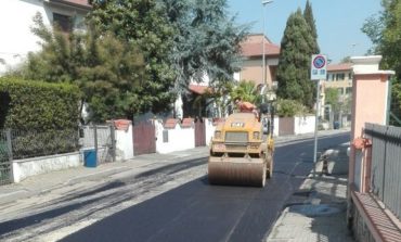 Pisa, si sistema l'asfalto anche in via Corridoni