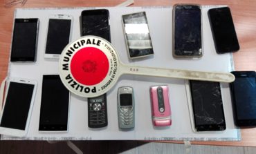 Costringeva minorenni a commettere furti in cambio di droga. Uomo fermato e denunciato. Sequestrati 13 telefoni cellulari e 7 personal computer