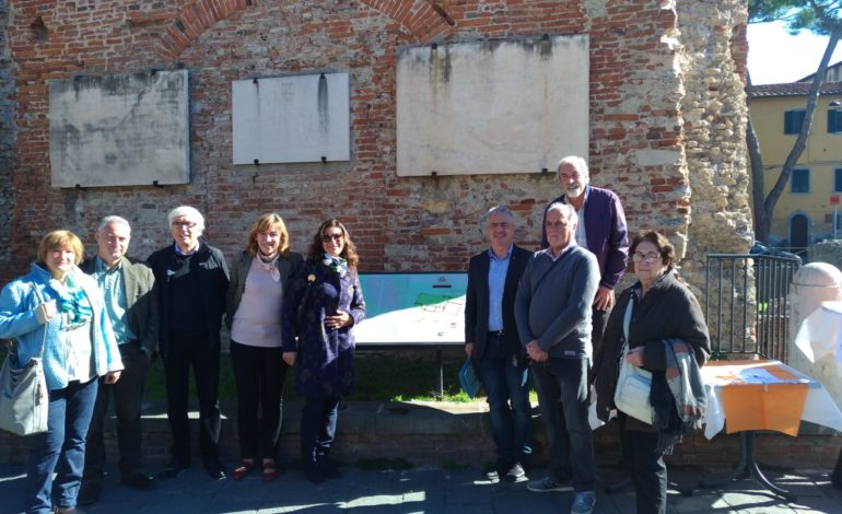 Pisa, riposizionato ai Bagni di Nerone il pannello che spiega la storia del sito archeologico