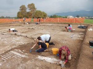 Domus meridionale: il mosaico dell’atrio in corso di scavo.