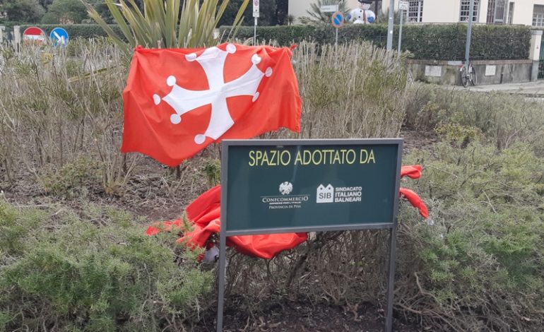 La rotonda tra Viale del Tirreno e via Bigattiera adottata dal Sindacato Balneari