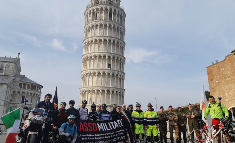 L’arrivo in piazza dei Miracoli della I° Endurance Bike Assomilitari