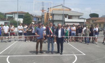 Campo da basket di via Rindi: inaugurati i nuovi canestri in memoria di Marco Rubino