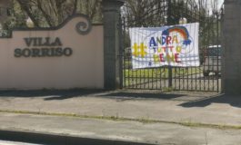 Coronavirus, a Pontendera lo striscione sul cancello chiuso #AndràTuttoBene fatto dagli ospiti della casa di riposo