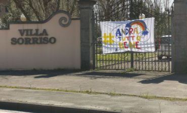 Coronavirus, a Pontendera lo striscione sul cancello chiuso #AndràTuttoBene fatto dagli ospiti della casa di riposo