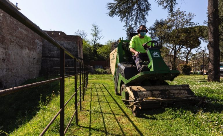 Verde urbano a Pisa, ripreso a pieno ritmo il servizio di taglio dell’erba