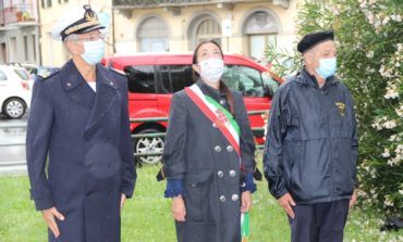 Giornata della Marina, corona di alloro al monumento al Marinaio