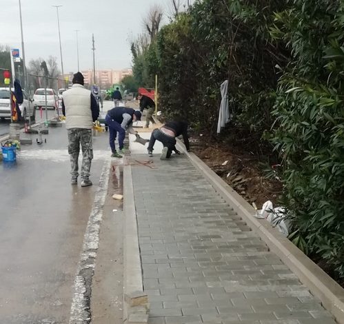 Lavori in corso, prosegue il cantiere per realizzare il nuovo marciapiede in via San Pio da Pietralcina