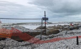 La mareggiata costringe alla chiusura del lungomare a Marina di Pisa