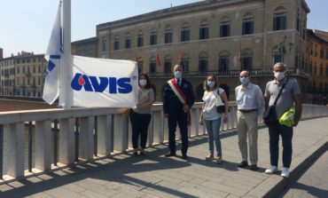 Sul Ponte di Mezzo sventola la bandiera dell’Avis