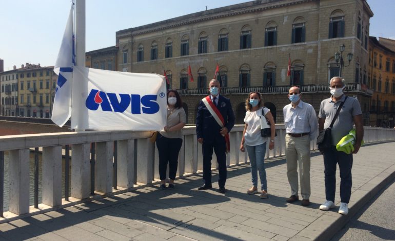 Sul Ponte di Mezzo sventola la bandiera dell’Avis