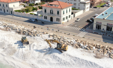 Spiagge di ghiaia a Marina di Pisa, venerdì completati i lavori di spianamento