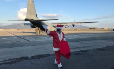 ﻿Babbo Natale è sceso dall'aereo con tanti regali