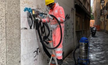 Una superficie pari a 16 campi da tennis di scritte abusive ripulita da mura e facciate