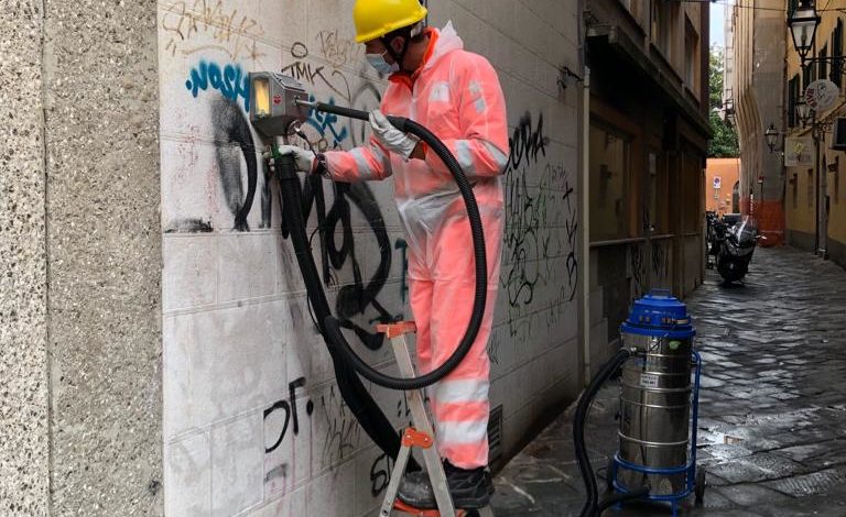 Una superficie pari a 16 campi da tennis di scritte abusive ripulita da mura e facciate