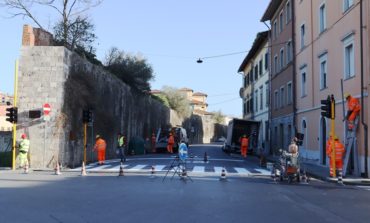 Entra in funzione il nuovo semaforo in zona Vecchi Macelli e si inverte il senso di marcia in via Nicola Pisano