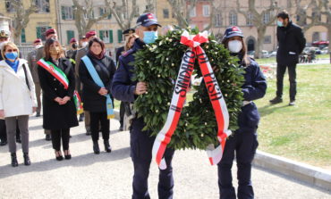 In piazza Martiri delle Libertà una corona di alloro per celebrare la Giornata della memoria di tutte le vittime innocenti delle mafie