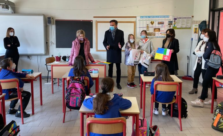 ﻿Scuola, sindaco Conti e assessore Munno accolgono alla scuola Gereschi tre dei primi bambini arrivati dall’Ucraina