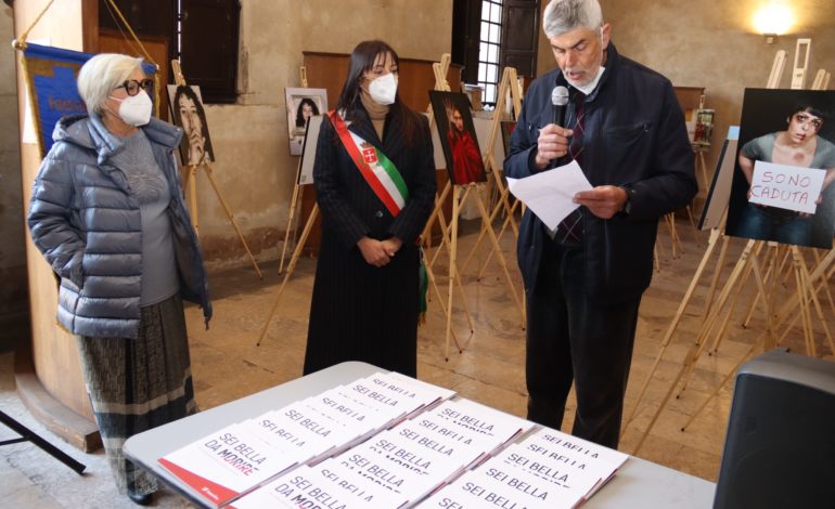 Pisa celebra la Festa della Donna: a Palazzo Gambacorti inaugurata la mostra fotografica “Sei bella da morire”