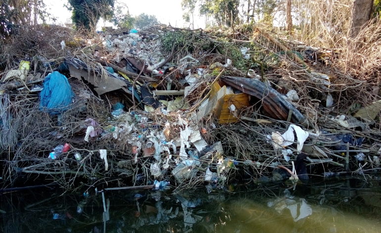 ﻿Rifiuti abbandonati, scoperta discarica abusiva sull’argine dell’Arno a San Piero a Grado