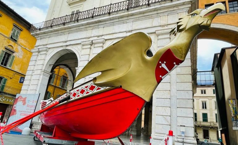 Il Galeone Rosso di Pisa esposto in piazza XX Settembre