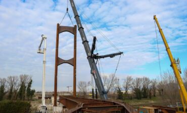 ﻿Ponte ciclopedonale Cisanello-Riglione, montata la prima delle due grandi antenne che sostengono la struttura