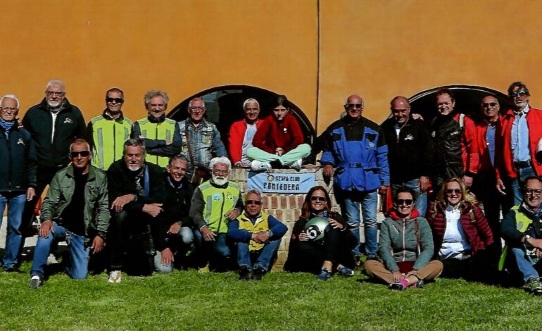 ﻿Vespa a Calcinaia in posa davanti al Museo della Ceramica