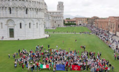 Oltre 500 studenti in piazza dei Miracoli per celebrare gli 850 anni della Torre