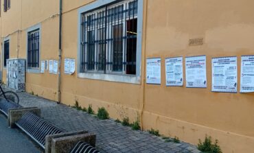 Intervento di pulizia straordinaria per rimuovere affissioni abusive e scritte in centro storico