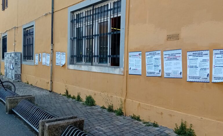 Intervento di pulizia straordinaria per rimuovere affissioni abusive e scritte in centro storico